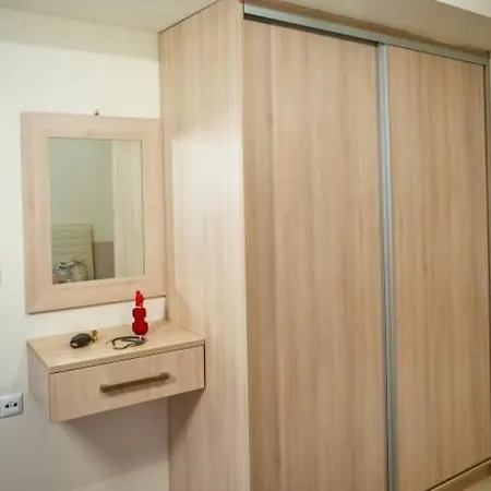 E & M Apartment