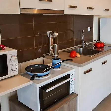 E & M Apartment