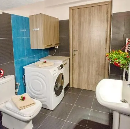 E & M * Nea Iraklitsa